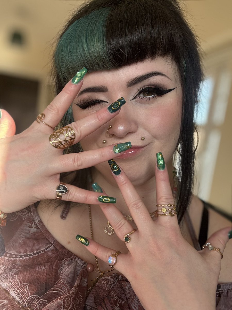 CozyCatAmy's tweet photo. Twitch stream 4pm gmt be there or I’ll kiss your mum ✨💚 https://t.co/JtDwSxzikx