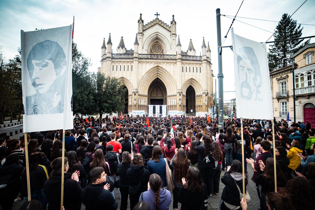 Gaur goizean, martxoaren 3ko sarraskien 50. urteurrenean , gazte independentistok hainbat mobilizaziotan parte hartu dugu.

Besteak beste, eraildako bost langileei lore-eskaintza egin diegu, eta <a href="/IkasleriaMartxa/">Ikama</a>|nek deitutako mobilizazioan ere parte hartu dugu.