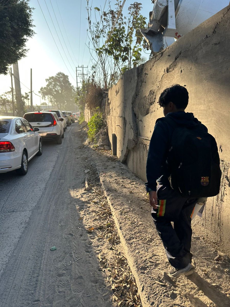 ValerieRooBol's tweet photo. En la ciudad de las niñas y los niños, los niños no pueden caminar a sus escuelas por qué no hay banquetas @GabyCardenas @PabloLemusN https://t.co/orAw6jSf4w