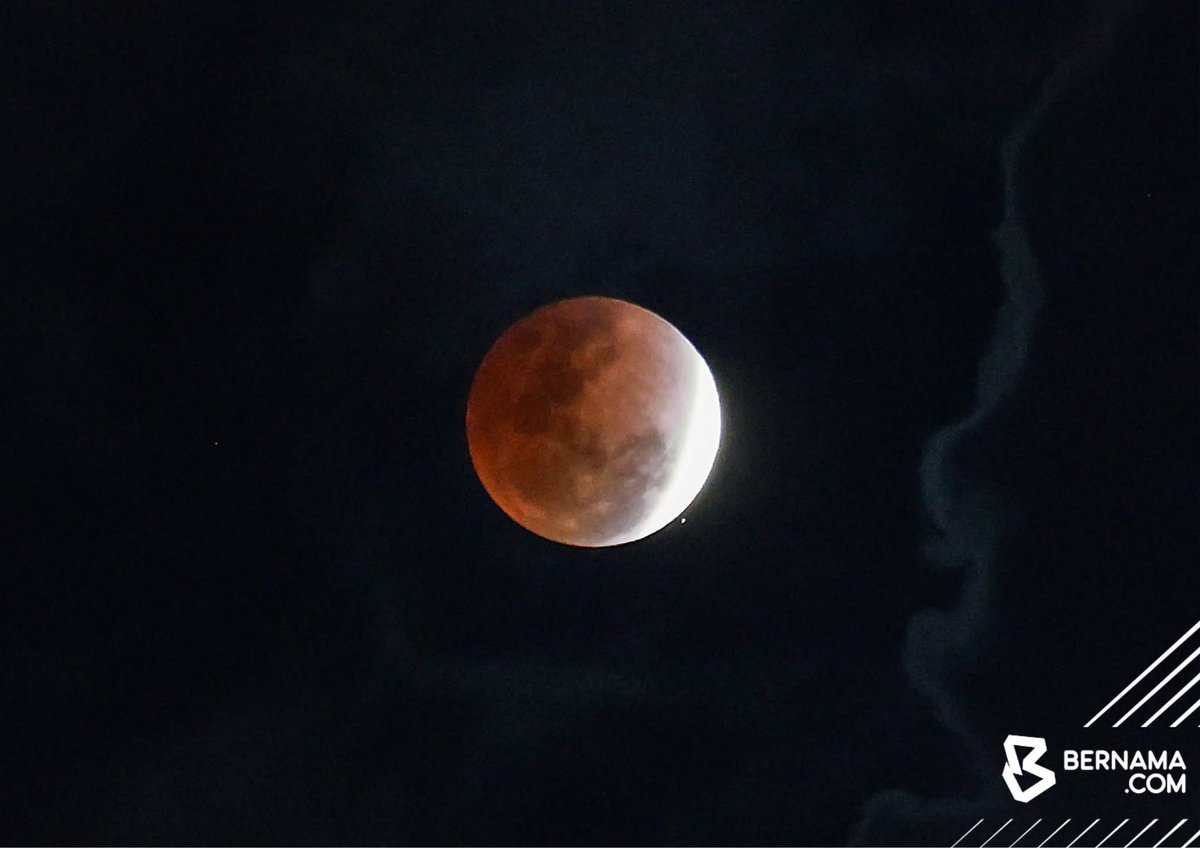bernamadotcom's tweet photo. #Terengganu Pemandangan fenomena gerhana bulan penuh atau dikenali sebagai ‘blood moon’ dirakam fotoBERNAMA di Pulau Duyong, Kuala Terengganu malam ini. https://t.co/UPIAV2ylYQ