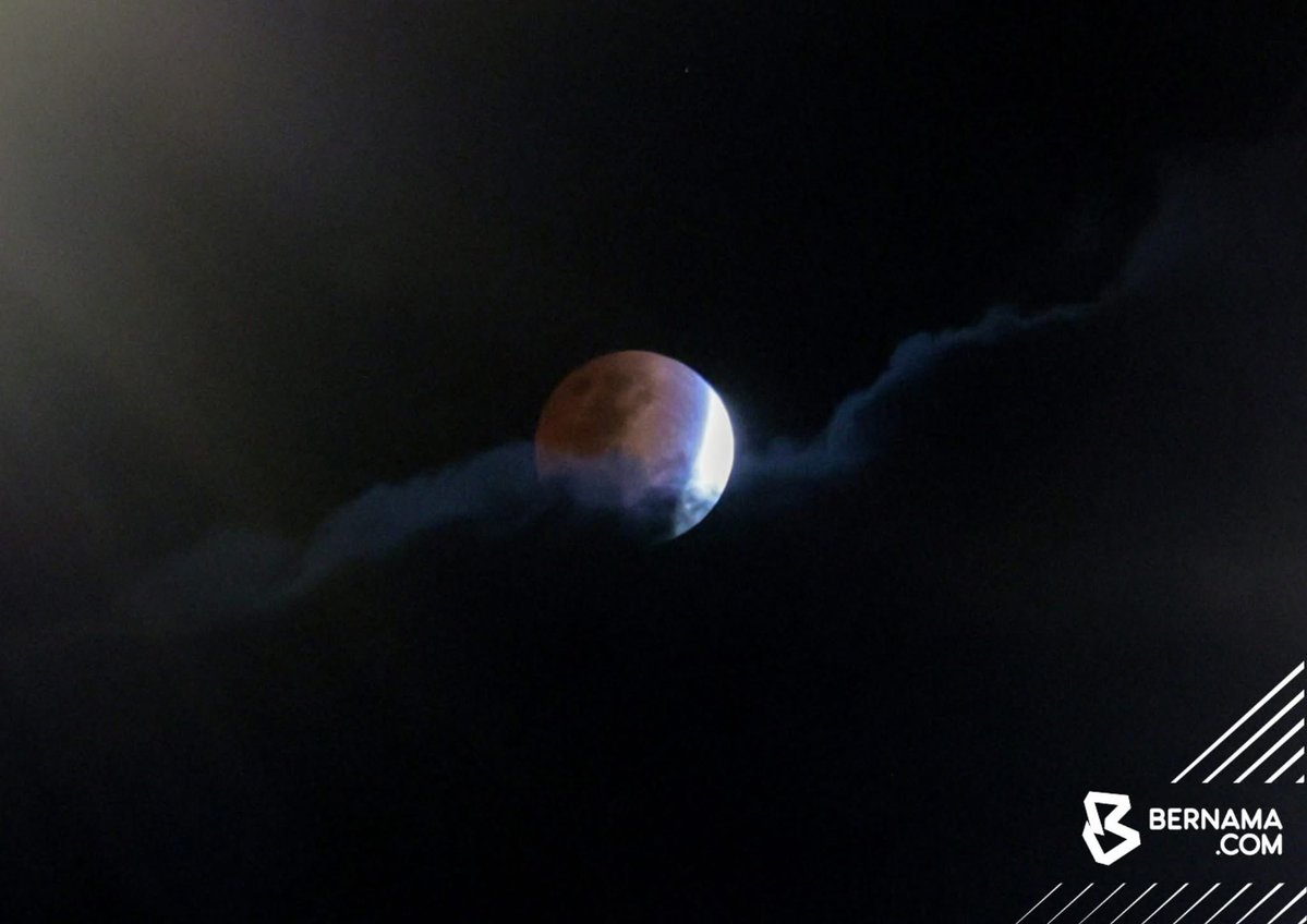 #Terengganu Pemandangan fenomena gerhana bulan penuh atau dikenali sebagai ‘blood moon’ dirakam fotoBERNAMA di Pulau Duyong, Kuala Terengganu malam ini.
