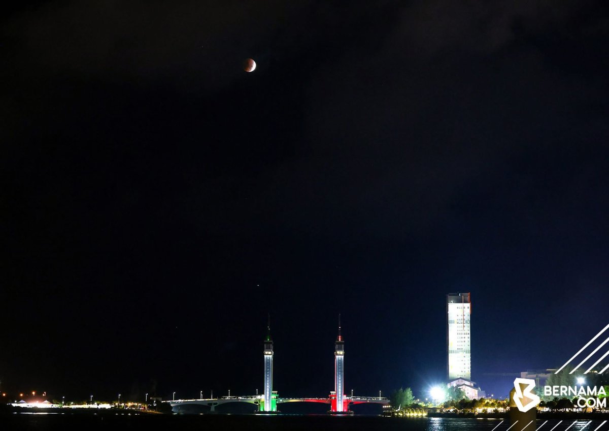 bernamadotcom's tweet photo. #Terengganu Pemandangan fenomena gerhana bulan penuh atau dikenali sebagai ‘blood moon’ dirakam fotoBERNAMA di Pulau Duyong, Kuala Terengganu malam ini. https://t.co/UPIAV2ylYQ