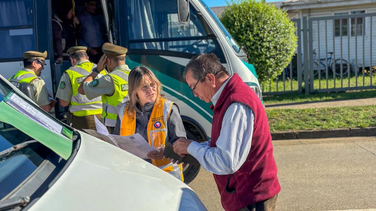 CarabBioBio's tweet photo. Carabineros de la Subcomisaría #LosÁlamos, en conjunto con el alcalde de la comuna e inspectores del Ministerio de Transporte,  efectúan la certificación de los vehículos de transporte escolar para dar inicio al año lectivo 2026 con mayor tranquilidad para los niños y sus padres https://t.co/cgMQVNNfsk