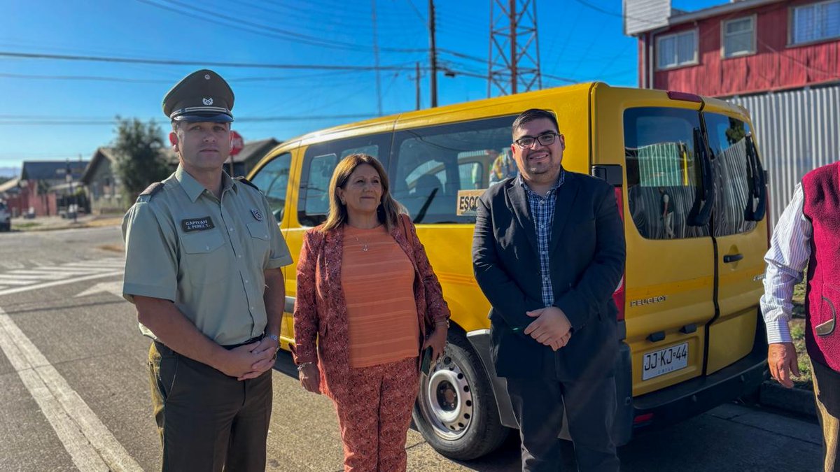 CarabBioBio's tweet photo. Carabineros de la Subcomisaría #LosÁlamos, en conjunto con el alcalde de la comuna e inspectores del Ministerio de Transporte,  efectúan la certificación de los vehículos de transporte escolar para dar inicio al año lectivo 2026 con mayor tranquilidad para los niños y sus padres https://t.co/cgMQVNNfsk