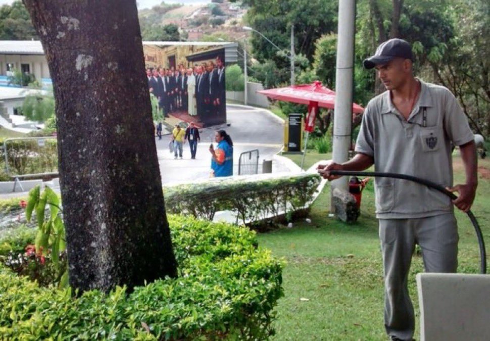 JogadoresGalo's tweet photo. Mantendo o Jardim em casa.

Maria-sem-Vergonha ganhando um banho de água fria. https://t.co/YHp6QDVIJD