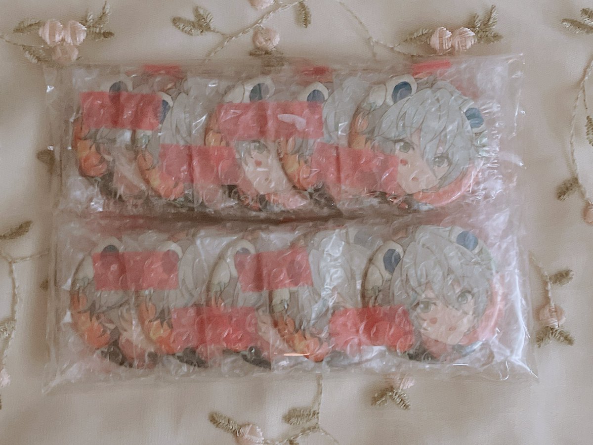 oknkds_'s tweet photo. 緩衝材1重を見落としたのは自分だけどここまで重なって届くと思ってなかったので可愛い可愛いお顔に凹み生じました( ᵕ̩̩ ᵕ )缶バッジ取引初心者すぎて、重ねての梱包お控えください記載しないといけないのねの気持ち(?) https://t.co/e1Bw8XgEj8