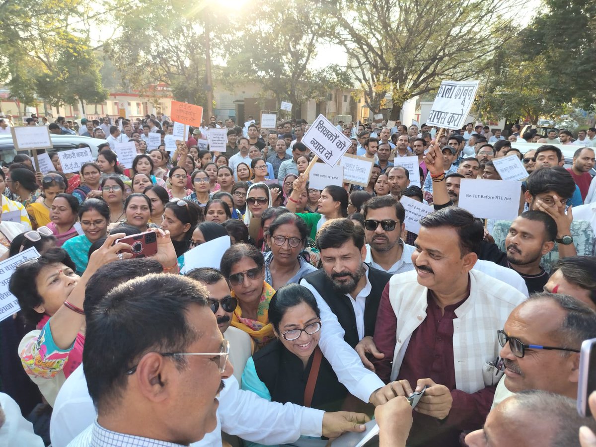#jalaun
#JusticeForTeachers #NoTetBeforeRteAct
 टीचर्स फेडरेशन आफ इंडिया के बैनर तले आर टी ई लागू होने के पूर्व नियुक्त शिक्षको पर टी ई टी लागू के काला कानून के खिलाफ आज बी एस ए ऑफिस में विशाल धरना दिया एवम देश के प्रधानमंत्री जो को ज्ञापन दिया गया <a href="/DrDCSHARMAUPPSS/">Dr Dinesh Chandra Sharma</a>
<a href="/PMOIndia/">PMO India</a>