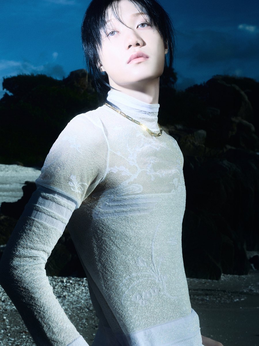 *whispers* jongseoblookslikeheswearingabinder