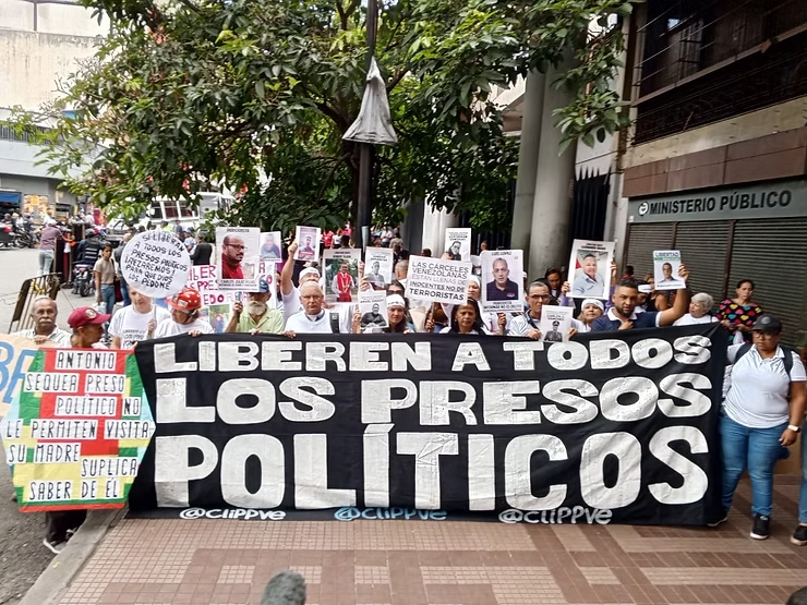 ⛓️ La ONG Comité por la Libertad de los Presos Políticos (<a href="/clippve/">Comité por la Libertad de los Presos Políticos.</a>) verificó la excarcelación de al menos 11 presos durante la tarde de este lunes #2Mar y reiteró que todavía "cientos de personas" siguen detenidas "injustamente". informe21.com/post/confirman…

#Venezuela  #3Mar