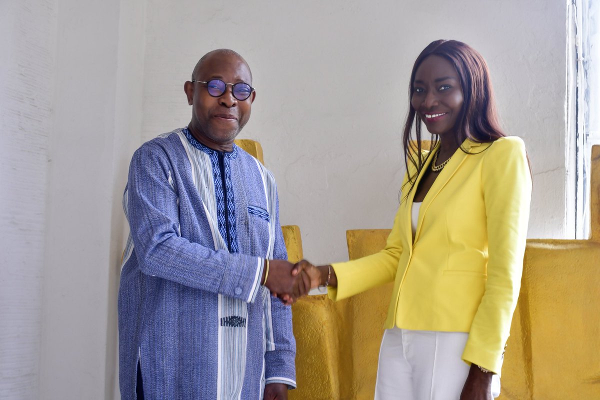 Coumba_Gawlo's tweet photo. Fructueux échanges avec le ministre du Tourisme, de la Culture et des Arts du Togo, M. Isaac TCHIAKPE, dans le cadre des préparatifs de la prochaine édition du Festival international Chant des Linguère au Togo.
#coumbagawlo #tendance #artist #togo #Music #fashion #Africansinger https://t.co/cmBUjrJCwG