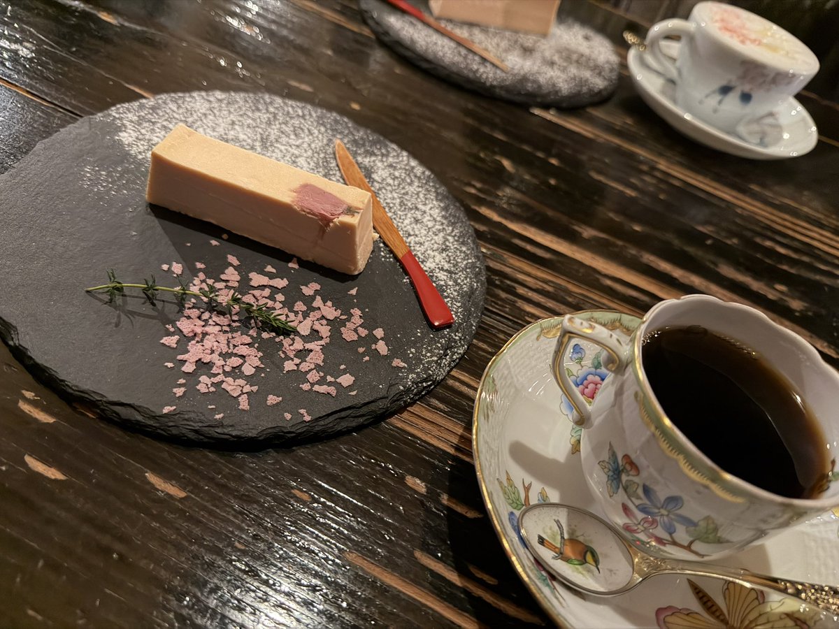 YuNa11070608's tweet photo. 彼女は愛情表現が下手で
口では素直じゃないことばっかり言ってくるけど
私が花粉で喉イガイガするって言ったら
仕事帰りにたくさんののど飴と乳酸菌系のドリンク買ってきてくれたり
なんだかんだ優しい😌 https://t.co/RwvOVt953E