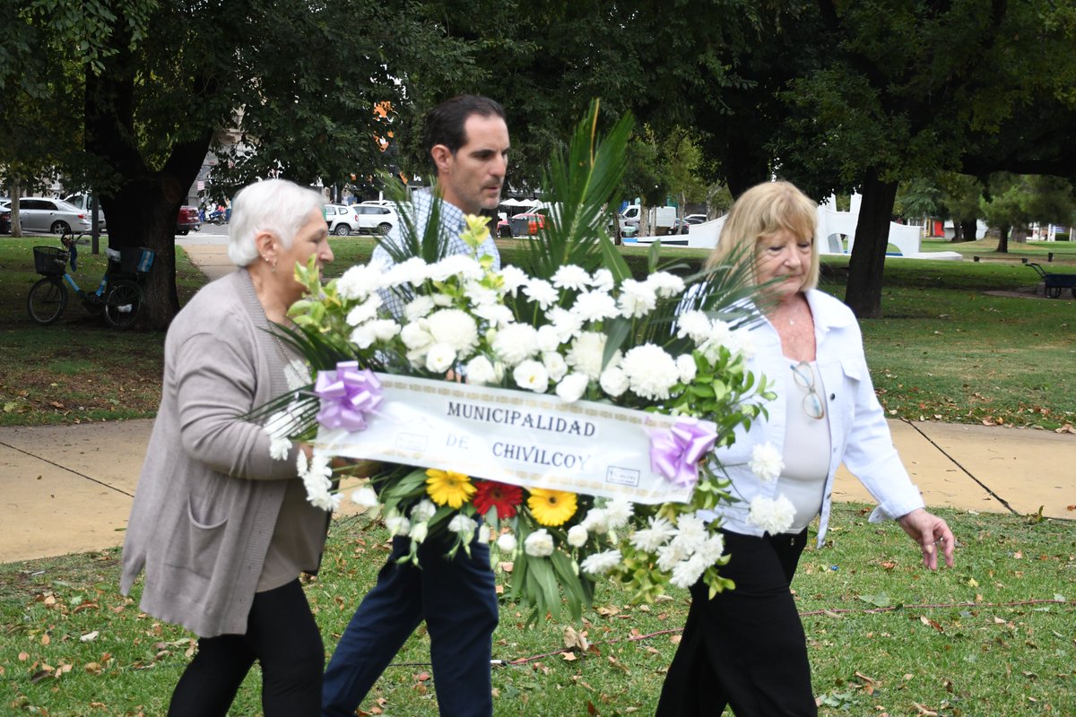 ✍️🌿Homenaje al poeta Carlos Ortiz en el 116º aniversario de su fallecimiento

Al cumplirse el 116º aniversario del fallecimiento del poeta chivilcoyano Carlos Ortiz, la Municipalidad de Chivilcoy, a través de la Secretaría de Cultura y Educación, llevó adelante un emotivo acto