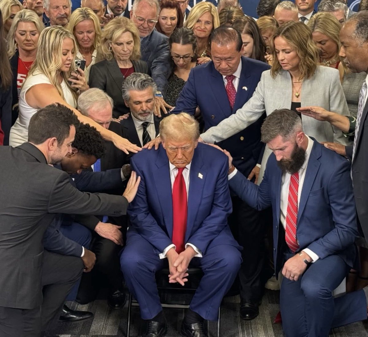 ProudSocialist's tweet image. BREAKING NEWS:

Over 100 ethics complaints were filed against a U.S. commander for telling officers in a briefing that the Iran war is part of God’s plan and Trump was “anointed by Jesus to cause Armageddon &amp;amp; mark Jesus’ return to Earth.”

This war is full on Christian terrorism.