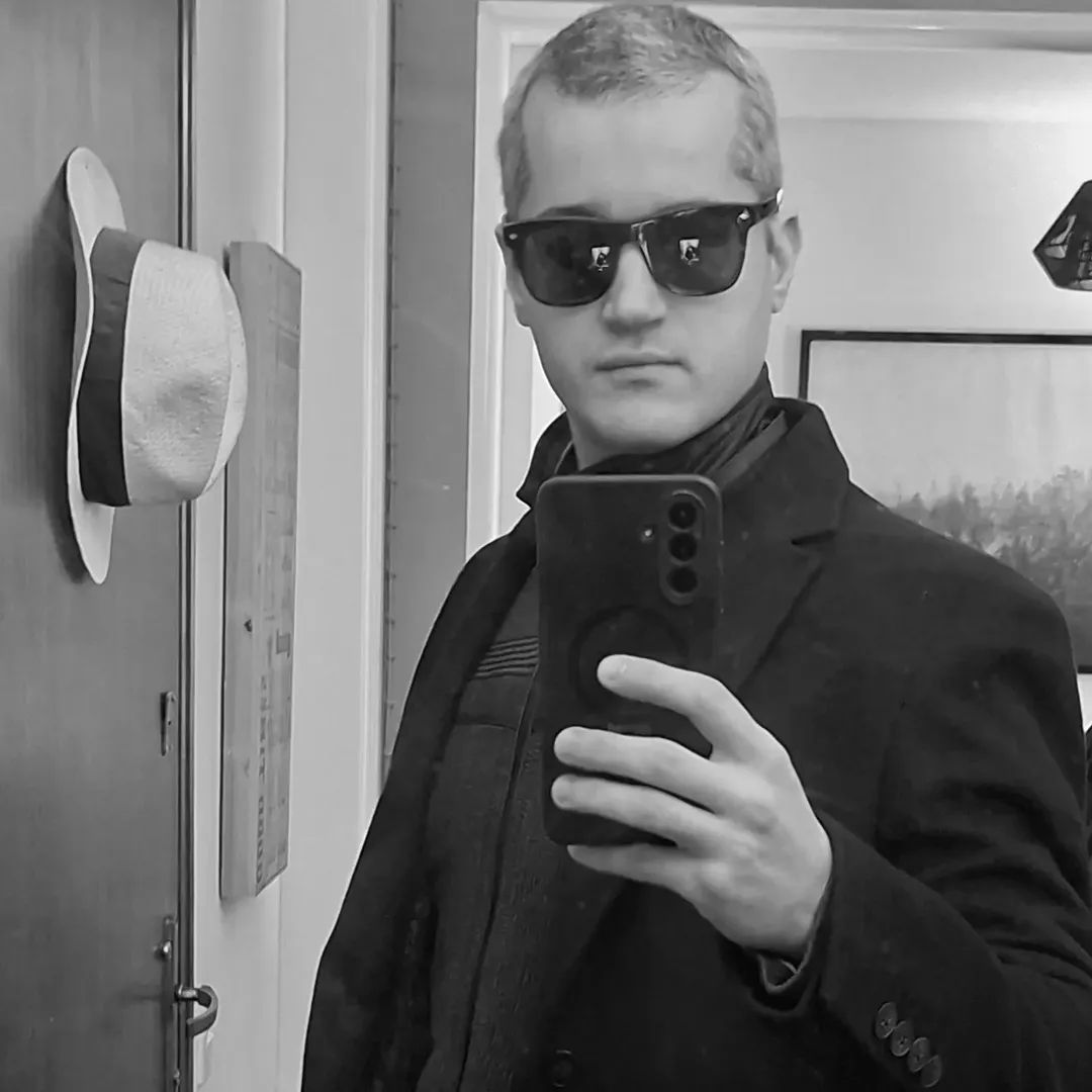 SpyrosLangkos's tweet photo. A sophisticated visual language that speaks long before you do.

What is your style ? 

#coatsandstuff 
#visualcomms 
#styleprefferences
#bnwphotos
#dresstofeelcozy
#spyroslangos https://t.co/dNdT2JgRFM