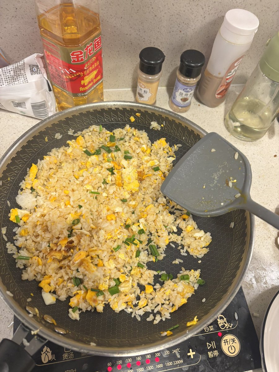 PrimeGeng_02's tweet photo. 第一次炒菜，二十年蛋炒饭经验做的蛋炒饭555
感觉以后可以自己多做

tips：
1. 鸡蛋不用搅拌，最开始放进去就行
2. 葱在放进去之前要洗一洗
3. 米饭隔夜饭
4. 加了一点点生抽，没有变成酱油炒饭的同时还简单调色+提味道了
5. 盐放一点就行
6. 有点点干，下次可以多放点油或者加一点水 https://t.co/5ic3tAbqkt