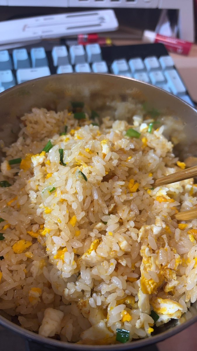 PrimeGeng_02's tweet photo. 第一次炒菜，二十年蛋炒饭经验做的蛋炒饭555
感觉以后可以自己多做

tips：
1. 鸡蛋不用搅拌，最开始放进去就行
2. 葱在放进去之前要洗一洗
3. 米饭隔夜饭
4. 加了一点点生抽，没有变成酱油炒饭的同时还简单调色+提味道了
5. 盐放一点就行
6. 有点点干，下次可以多放点油或者加一点水 https://t.co/5ic3tAbqkt