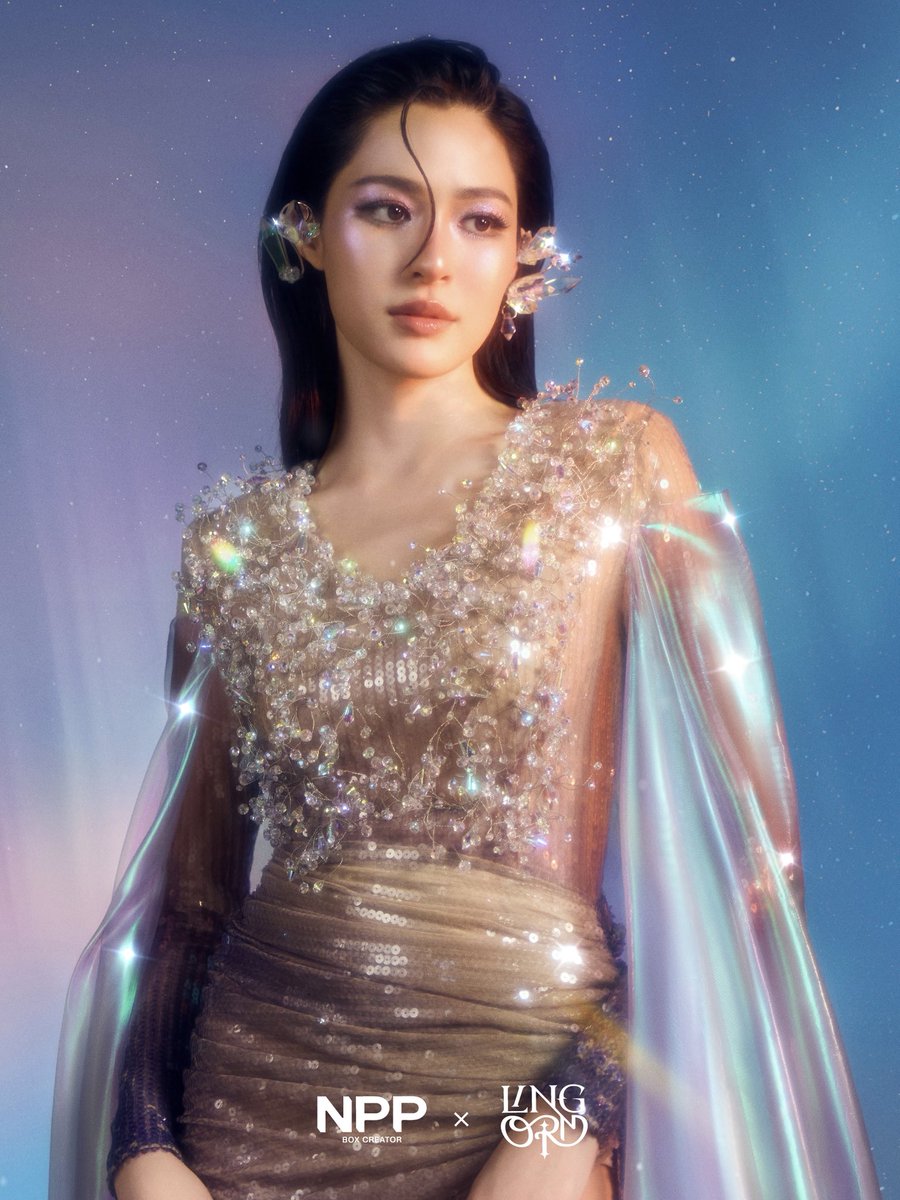 NPPBOX's tweet photo. #NPPxLINGORM 
【CONCEPT PHOTO 2】 3/5
THE SPIRITUALS OF AURORA 🌌

She is 𝑻𝒉𝒆 𝑨𝒖𝒓𝒐𝒓𝒂,
holding the light in place.

#NPP_LOVEORBIT  💜💫
Official Release & Pre-order
🗓️ 20.03.2026
🕗 8 PM (GMT+7)
🔗 https://t.co/fAIAZZB42F

#NPPBOX 
#หลิงหลิงคอง
#LinglingKwong
#หลิงออม #LingOrm
#COCREATEDWITHNPPBOX