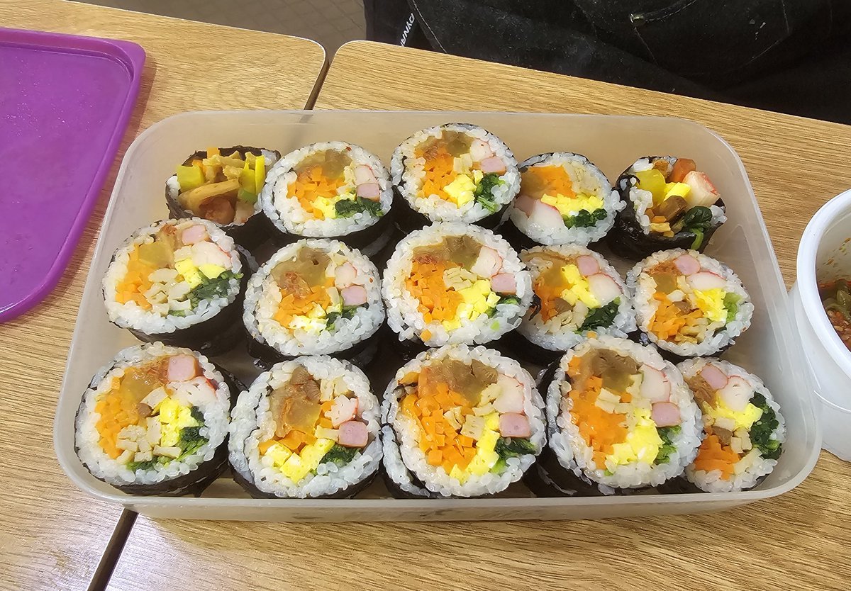 fs_ysiad's tweet photo. 문득
주인님 내 트친해서 10분께 김밥 나눔 해보기가 해보고 싶어졌다
많이 더워지기 전에 해보고 싶다
한 시간 거리 트친 이면 해 볼만하지 않을까 ?....
나에게 사랑을 남겨주시는 그대여 보고 싶어용~~~ https://t.co/J8coXUAD21