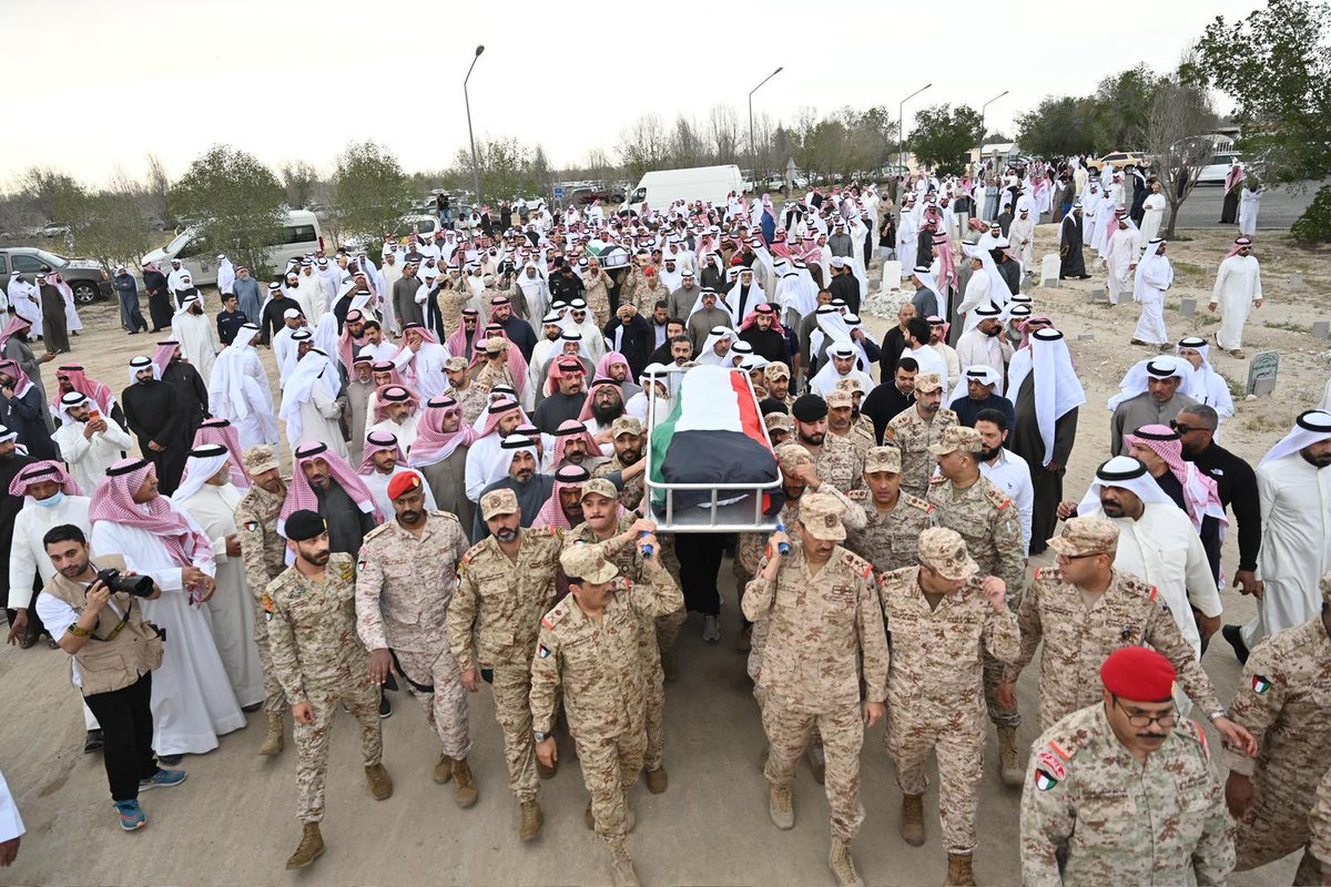 AskAboutKwt's tweet photo. الكويت تشيع شهيدي العمليات الحربية الرقيب وليد مجيد سليمان والرقيب عبدالعزيز عبدالمحسن داخل ناصر إلى مثواهما الأخير

- استشهدا أثناء أداء واجبهما في إطار المهام الوطنية المنوطة بالقوات المسلحة https://t.co/VFJds71QS9