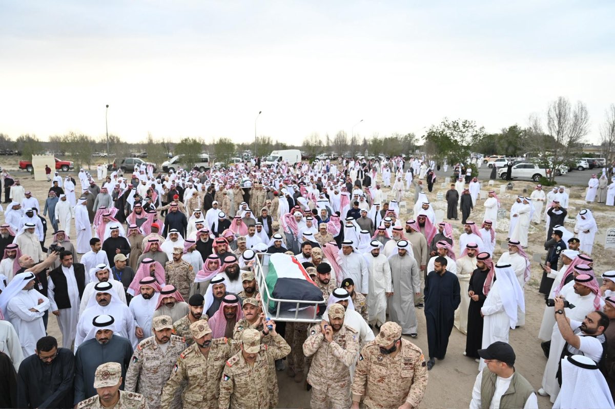 AskAboutKwt's tweet photo. الكويت تشيع شهيدي العمليات الحربية الرقيب وليد مجيد سليمان والرقيب عبدالعزيز عبدالمحسن داخل ناصر إلى مثواهما الأخير

- استشهدا أثناء أداء واجبهما في إطار المهام الوطنية المنوطة بالقوات المسلحة https://t.co/VFJds71QS9