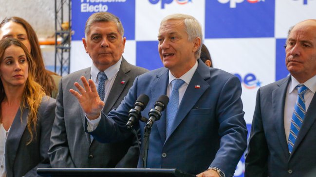 Cooperativa's tweet photo. Kast ratifica quiebre con Boric: "No confiamos en la información que se nos está entregando" #Cooperativa90 https://t.co/VOsy1KybOo https://t.co/bdEn2t0w5G