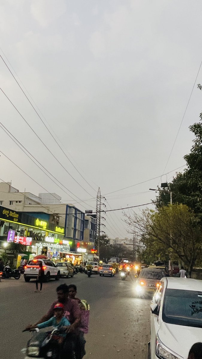 prashant_gupta's tweet photo. @blrcitytraffic @JpnagarTrfPs Please see photos for reference https://t.co/NPbFxxIUWp