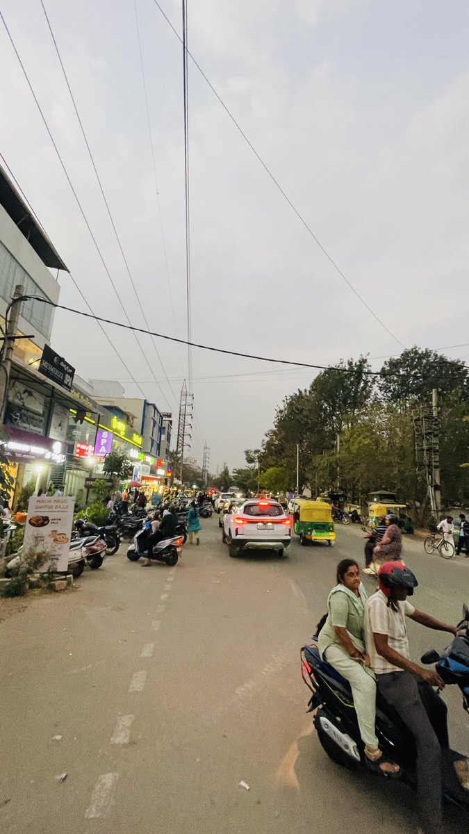 prashant_gupta's tweet photo. @blrcitytraffic @JpnagarTrfPs Please see photos for reference https://t.co/NPbFxxIUWp