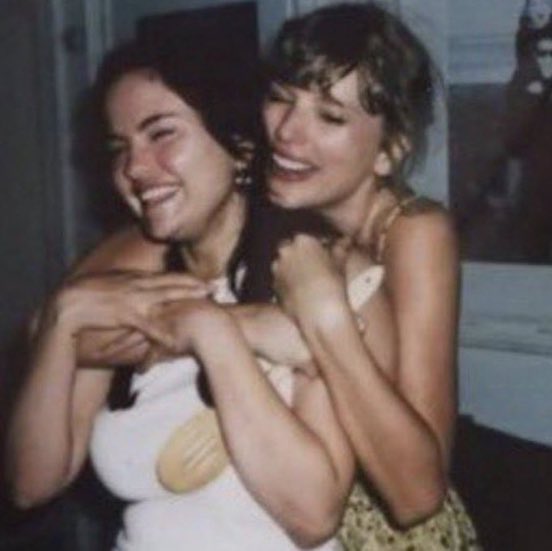 Obvio que Dorothea es sobre ella en el momento en que dice “Ooh, you're a queen, selling dreams, selling make up and magazines. Ooh, from you I'd buy anything” no había más dudas