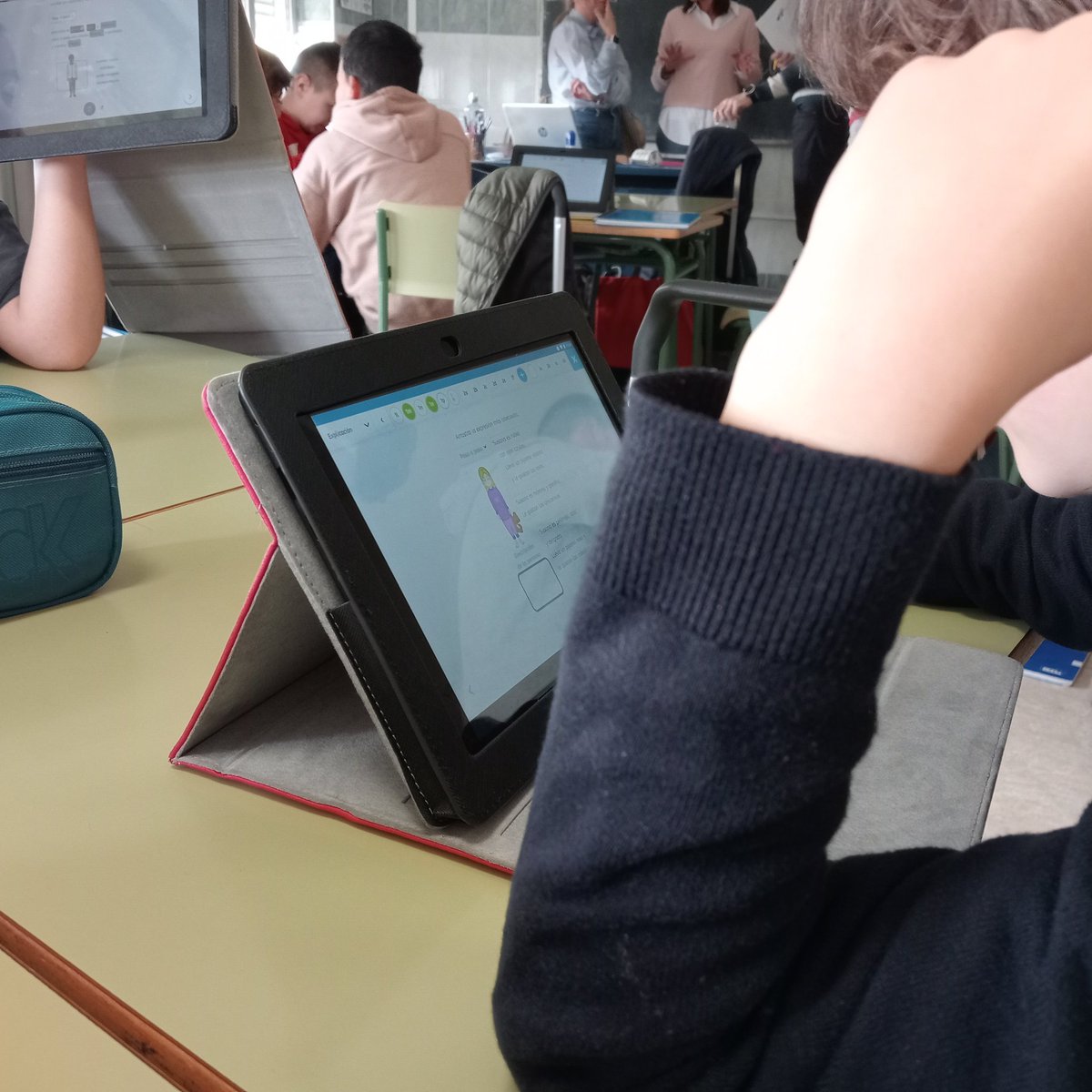 STrinidadZamora's tweet image. 📢 #PIE #Digitaliza_Acción @educacyl @crfptic @cfiebenavente
😉 ​Innovar abriendo las puertas del @vvegaeducere y aprendiendo de la mano de sus docentes.
Mochila llena de💡y nuevas ⚒️.
​¡Orgullosos de formar parte de esta red de transformación educativa!
#SerLíder