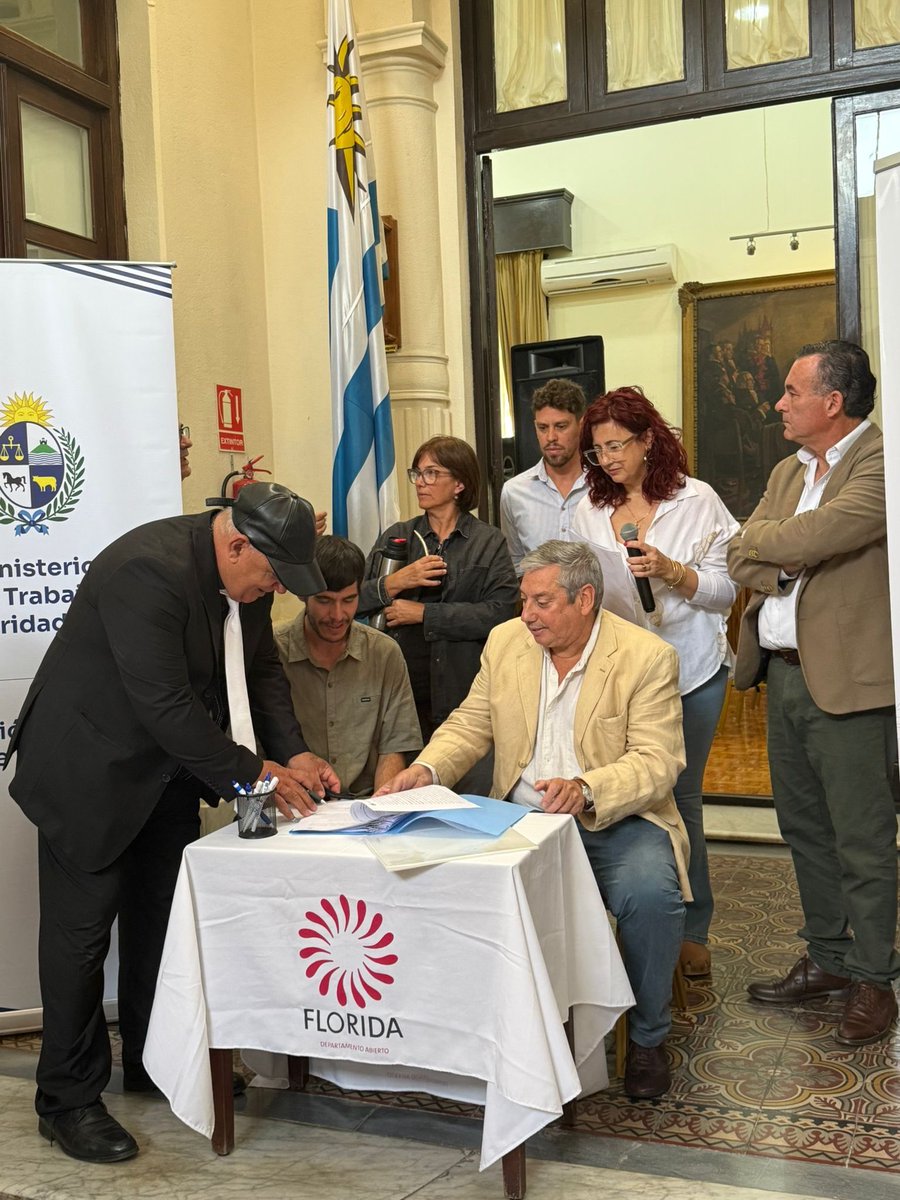 PajaroEnciso's tweet photo. Realizamos la entrega de maquinaria a emprendedores de nuestro departamento, beneficiarios del Programa de Inversión Productiva (PIP).
Seguimos acompañando a quienes apuestan e invierten en cada rincón del departamento. https://t.co/UowZkWB7Z5