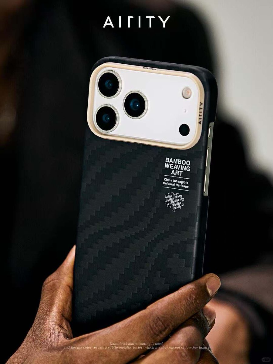 Airityofficial's tweet image. iPhone 17 Pro Max | Fog Black

Light as feathers, resilient as stone,

Ink rests in the palm, gold rests in the fingertips
#phonecase #Airity #tech