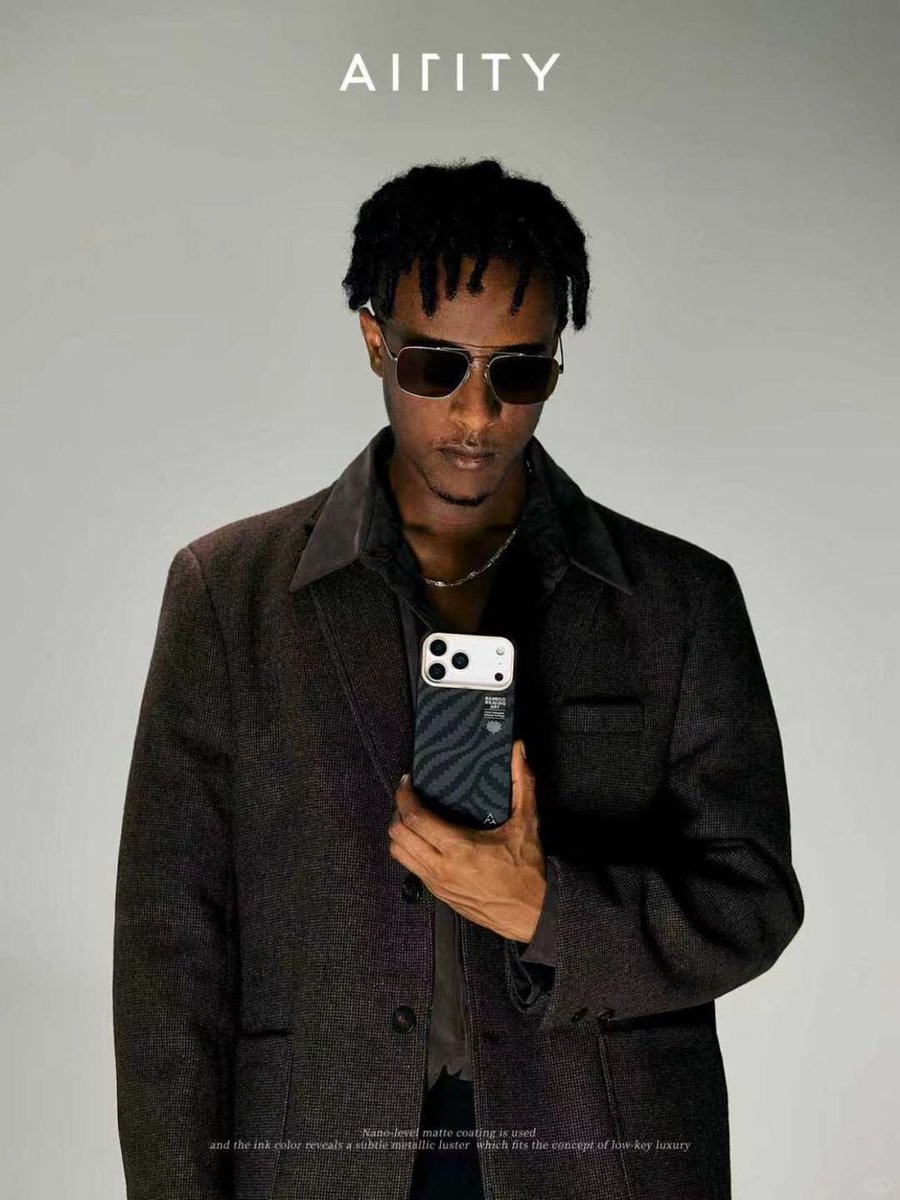 Airityofficial's tweet image. iPhone 17 Pro Max | Fog Black

Light as feathers, resilient as stone,

Ink rests in the palm, gold rests in the fingertips
#phonecase #Airity #tech