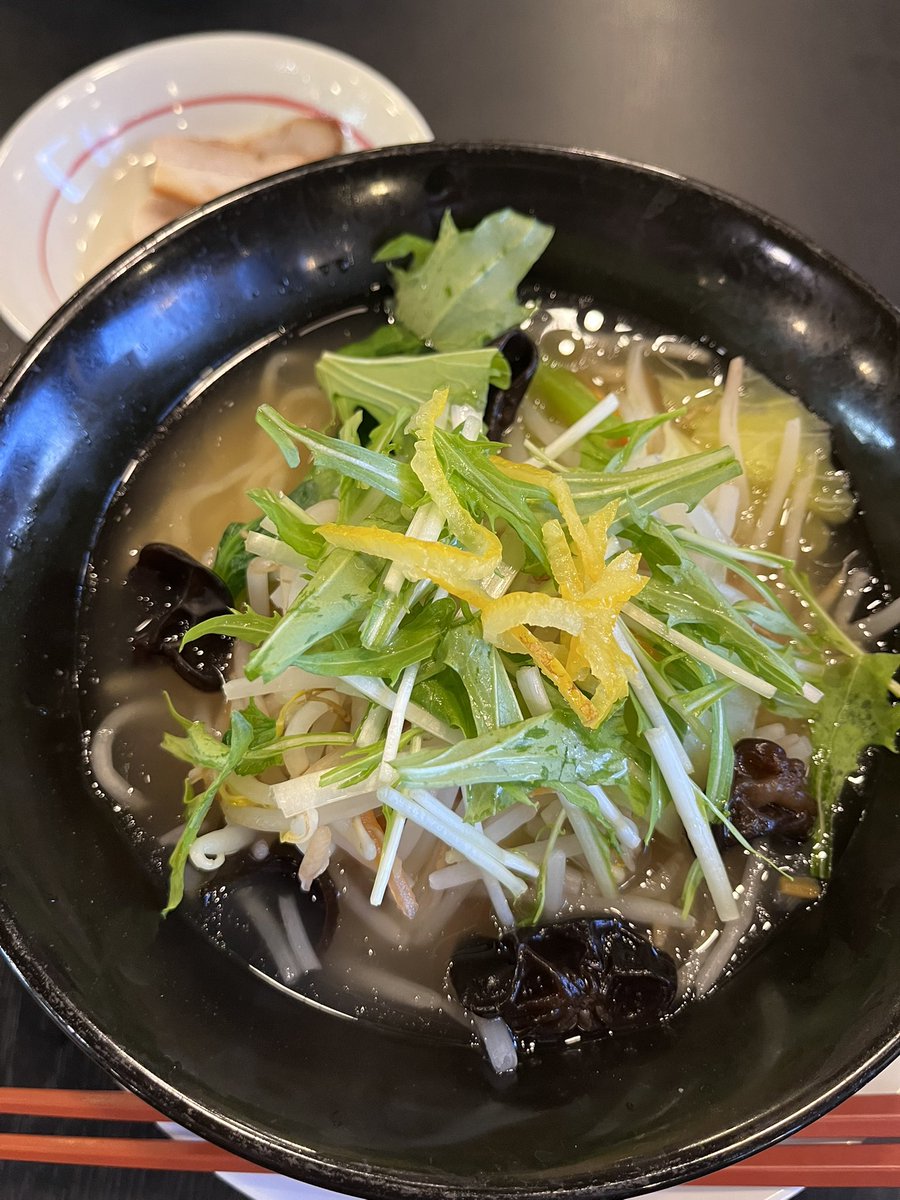macaroro_n's tweet photo. 期間限定

冬は ゆづ塩らーめん！！

大好きです(*´`)♡
    ねぎらーめんよりもね…
                        (´>∀<｀)՞ ՞

なんと言っても
今年は野菜も多い😋！！
 #幸楽苑 さん ありがとう
 #ゆづ塩らーめん
 #泉区役所前店
※写真は我が地元の…
お肉別皿です🙏 https://t.co/yXi2CeGg8s