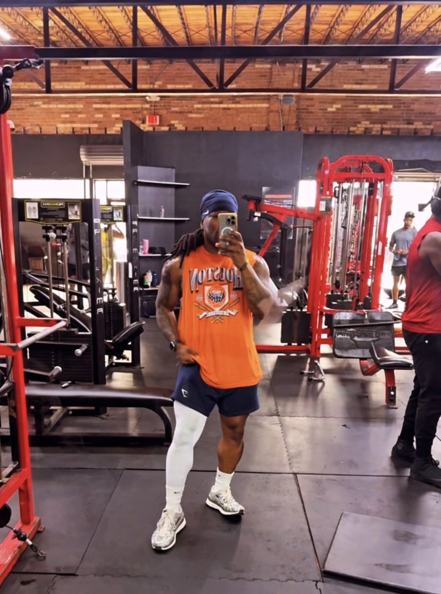 DreWill_'s tweet photo. Go to the gym. #gotothegym https://t.co/3UudIgw58L