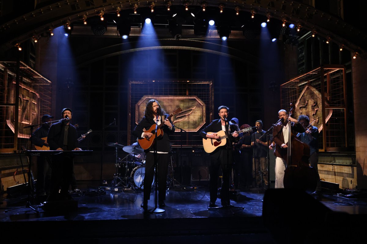 Hozier's tweet photo. It’s such a privilege and a joy to experience moments like this, not to mention experiencing it with people and artists you love and admire.

Thank you so much @MumfordAndSons for having me along to perform Rubberband Man. I’m truly honoured to have been invited onto this beautiful album, and being with you all in these moments along the journey has been a real gift.

Thank you also to all the incredible people at @nbcsnl! So delighted to be back here, there’s nothing like this in the world.

📸 Will Heath | Rosalind O'Connor