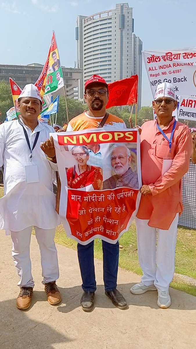 TRIBHUVANNATHY8's tweet photo. 🌈🌈🇮🇳🔥पुरानी पेंशन🔥के पानी से ही बुझेगी,कर्मचारियों की प्यास🎯🎯🇮🇳🌈🌈  @VijayBandhu @myogiadityanath @RahulGandhi @yadavakhilesh @narendramodi 🇮🇳🌈🌈 https://t.co/QlbvEG6u3r