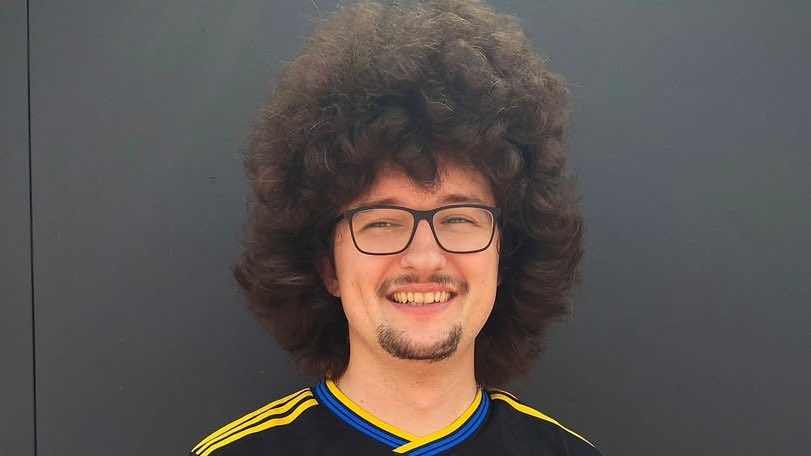 Aaronag21's tweet photo. Viral🚨

El chico del Manchester Utd  se propone un nuevo reto:

“No me corto el pelo hasta que Natalia prenda stream 5 días seguidos” https://t.co/EBfTb4l7uw