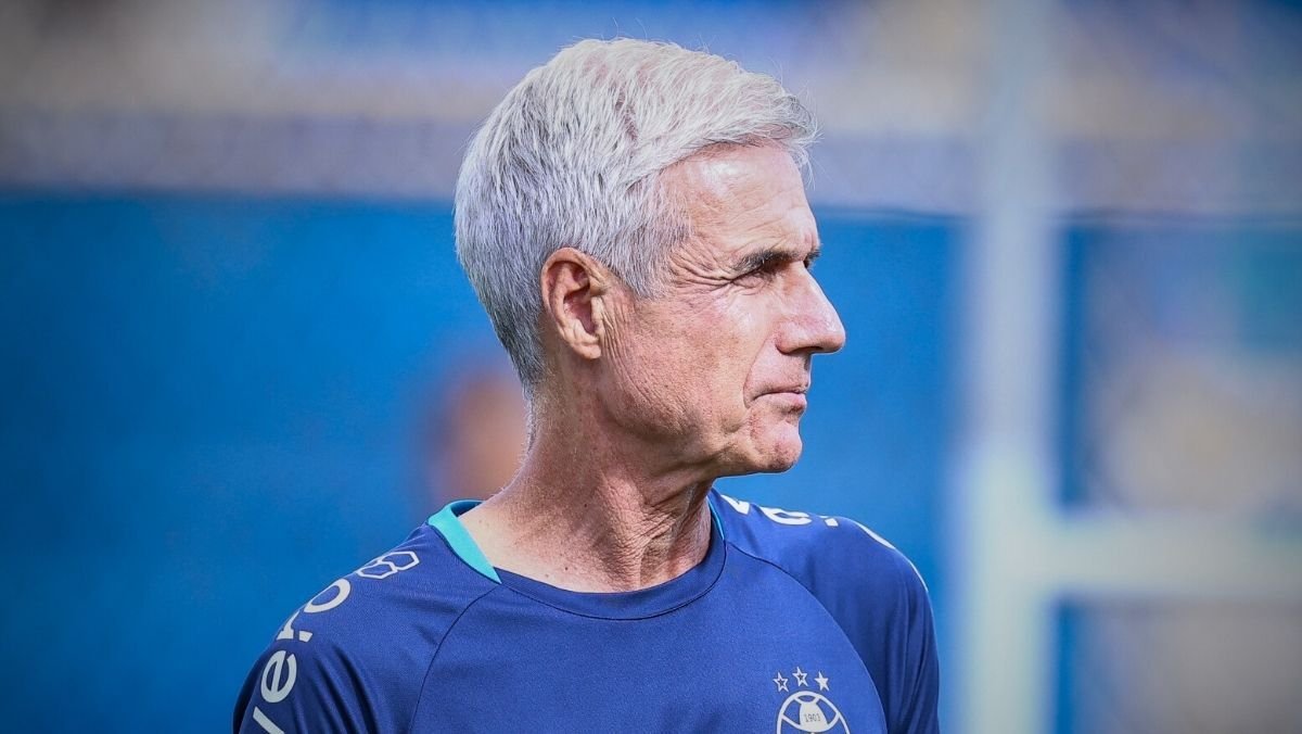 GremioIM's tweet photo. primeiro Grenal do ano perdemos de 4x2.

No outro dia a midia inteira falava da qualidade do Pezzolano, da qualidade do inter e etc.

primeiro Grenal da final: 3x0 pro Grêmio e a midia fala de: 

Bins e Daronco, que era pra ter expulso Arthur e anulado gol do Amuzu...

entendi. https://t.co/8wVNCAHTs5