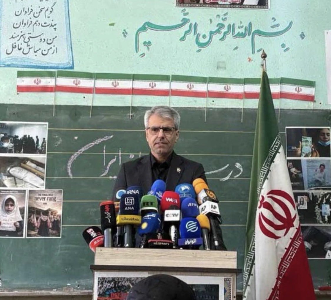 DkVoiceofIran's tweet photo. Irans udenrigsministeriums talsperson har holdt et pressemøde i en skoleklasse.

Det er helt tydeligt at regimet bevidst placerer officielle aktiviteter i civile omgivelser, velvidende at det reducerer risikoen for angreb og samtidig kan bruges propagandamæssigt.

#dkmedier https://t.co/ZphRahXUyV