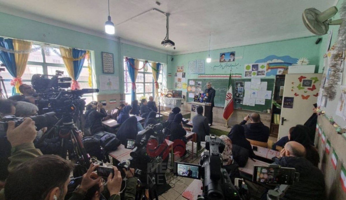 DkVoiceofIran's tweet photo. Irans udenrigsministeriums talsperson har holdt et pressemøde i en skoleklasse.

Det er helt tydeligt at regimet bevidst placerer officielle aktiviteter i civile omgivelser, velvidende at det reducerer risikoen for angreb og samtidig kan bruges propagandamæssigt.

#dkmedier https://t.co/ZphRahXUyV