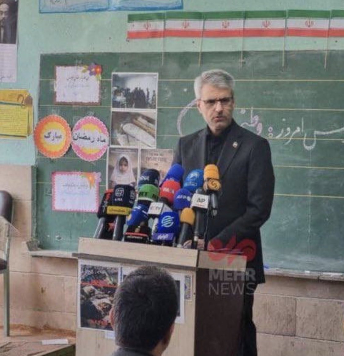 DkVoiceofIran's tweet photo. Irans udenrigsministeriums talsperson har holdt et pressemøde i en skoleklasse.

Det er helt tydeligt at regimet bevidst placerer officielle aktiviteter i civile omgivelser, velvidende at det reducerer risikoen for angreb og samtidig kan bruges propagandamæssigt.

#dkmedier https://t.co/ZphRahXUyV
