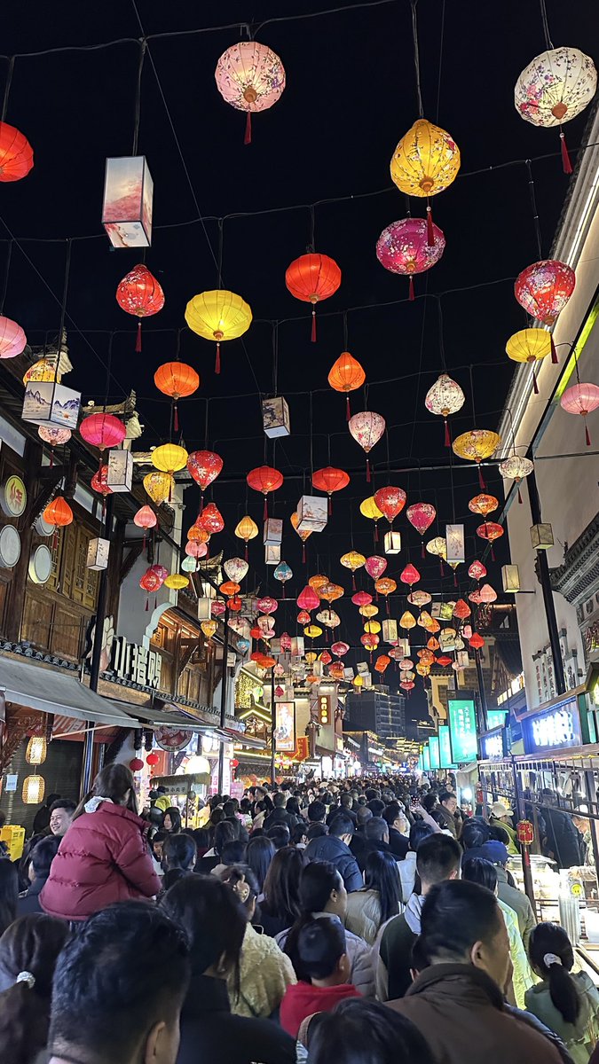 serdar_alper's tweet photo. Today I am walking in the River Street of Changde. The colorful Lantern Festival 2026 celebrations are lighting up the city. This traditional festival is celebrated every year on the 15th day of the first month in the lunisolar Chinese calendar. https://t.co/c5EpYqBRnv