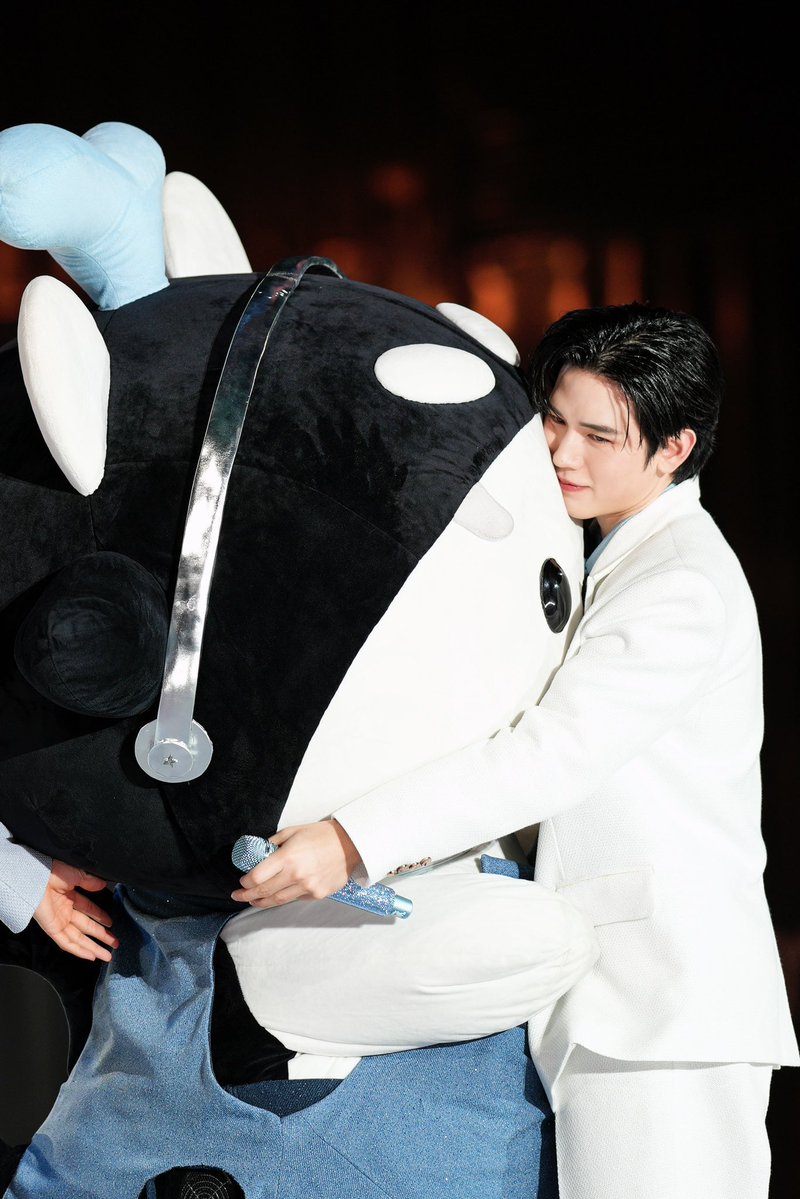 This moment melted my heart😭♥️
Every time I see a picture of Phorphor hugging San, I want to cry because of how beautiful it is 🥹🩷🩵
#แม่น้องเมนทอส
#PolcaFamMeeting
#POLCASAN