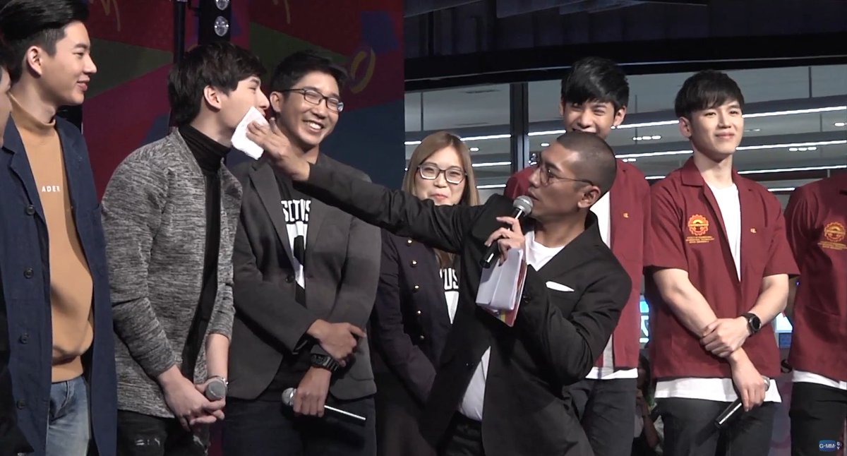 แม่ๆเลี้ยงคริสสิงมาตั้งแต่ยังเร้กเลย เติบโตมาด้วยกันของแทร่

KRISTSINGTO x TOEY FAIR  

#เทยแฟร์69 #คริสสิงโต #KristSingto