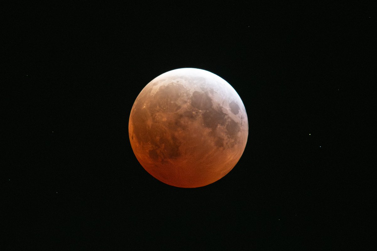 AsgardiaSpace's tweet image. 🌕 This morning’s lunar eclipse gave us a stunning blood moon.

Earth’s shadow turned the Moon red as filtered sunlight passed through our atmosphere.
Did you see it? Share your photos and location below.

#LunarEclipse #BloodMoon