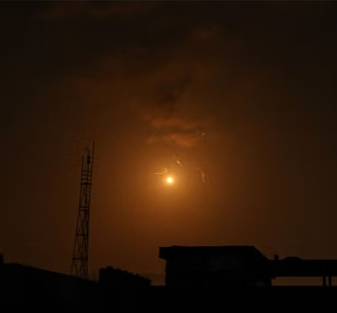 ah82113201's tweet photo. Iran has fired the hypersonic Fattah-2 missile. 🚨🚨🚨🚨🚨🚨
Nighttime missile trails and explosions over a city skyline (Tel Aviv area), dramatic fire and smoke from impacts – commonly associated with recent barrage reports. https://t.co/0CYuQrObmM