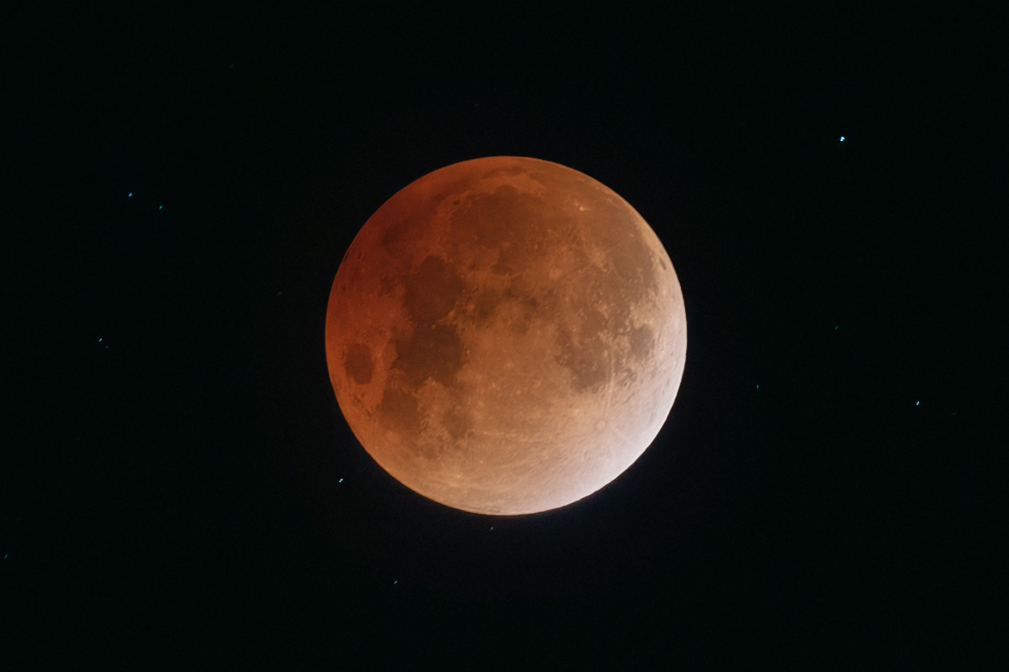 afassero's tweet photo. Got this crazy shot of the Lunar Eclipse last night! https://t.co/F9rjIAzfkl