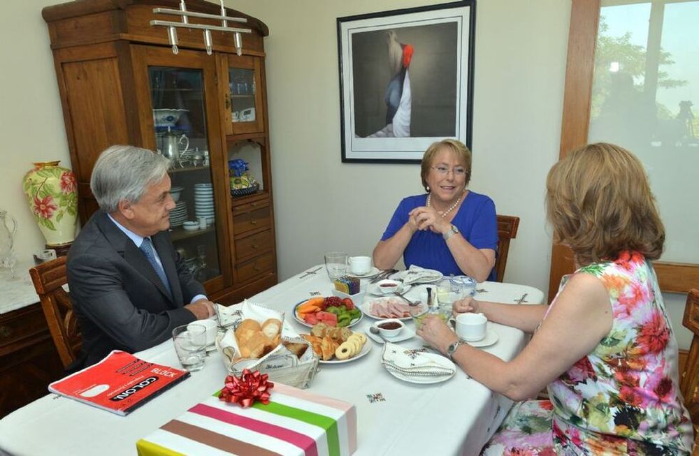 Mientras tanto, así se veían las reuniones de traspaso entre Piñera y Bachelet (2013)