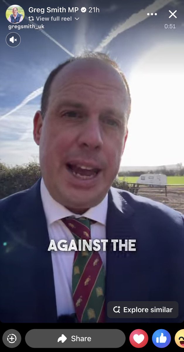 chatswithem's tweet image. Poor guy probably didn't have anyone listening to his conversation,  that was no doubt interesting 

Because thery were too distracted by the sky , the odd streaks and lines overhead 

#notnatural