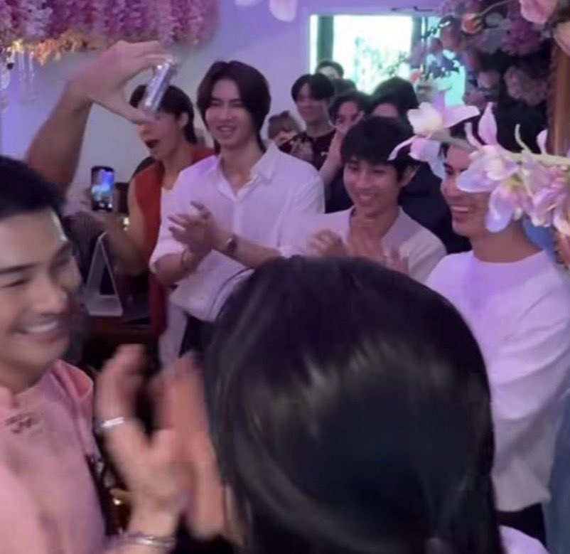 มอปมีโมเม้น         สวนผักที่ยืนปรบมืออยู่ห่างๆ